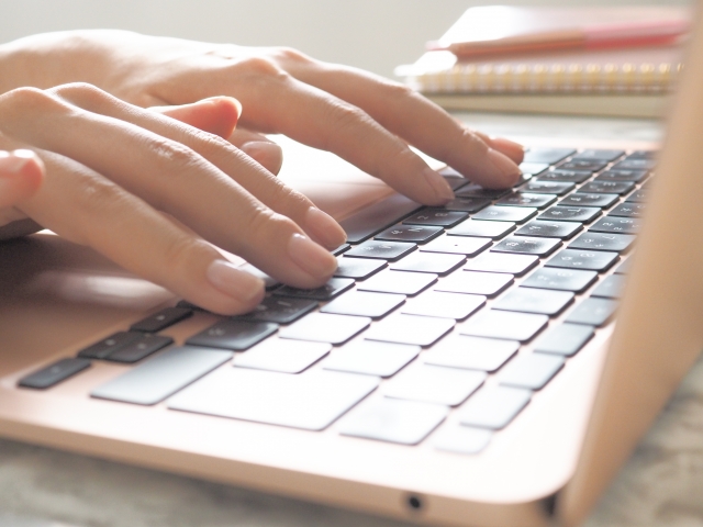 記事執筆している姿