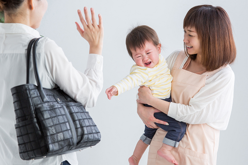 保護者と離れるのが不安で泣いている子ども